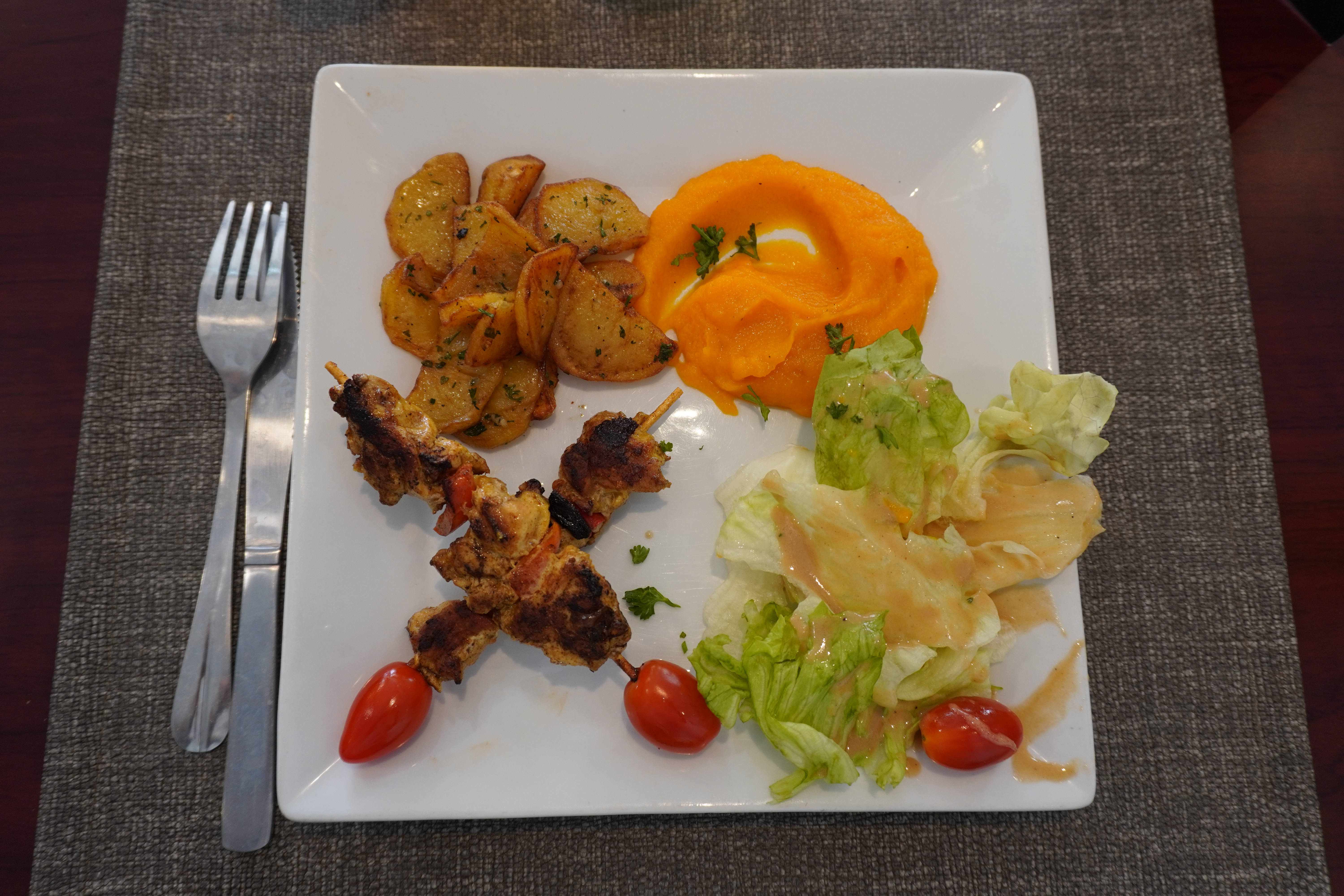 Brochettes de poulet maison, pommes de terre et purée de carotte - L'Atypic Bergerac
