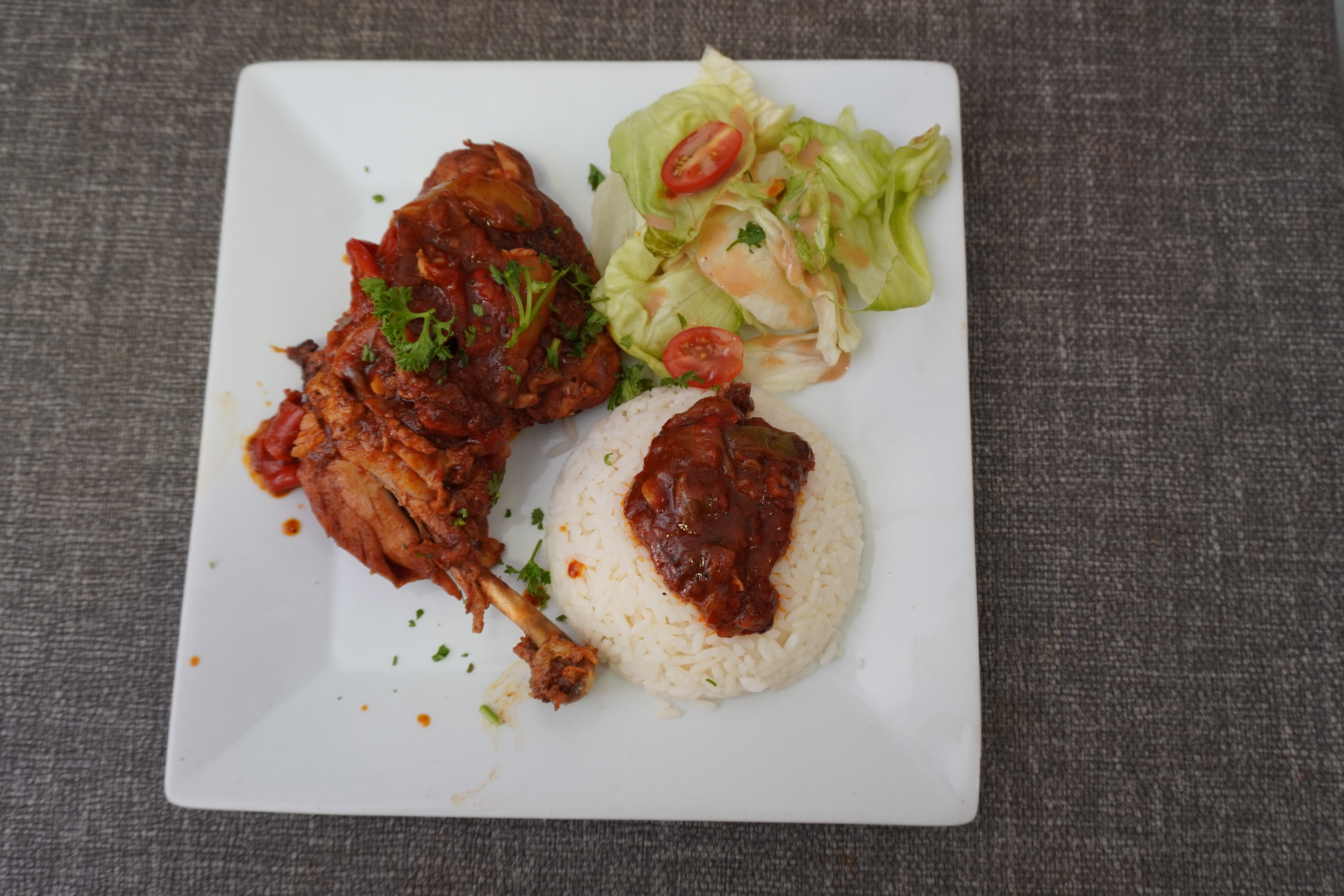 Poulet basquaise sauce tomate, riz et salade - L'Atypic Restaurant Bergerac