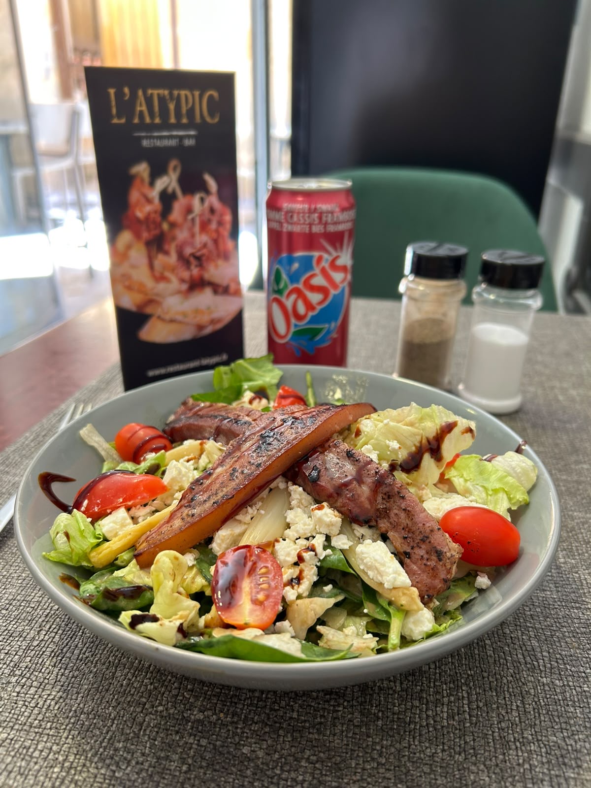 Salade magret de canard fumé fêta tomates cerises - L'Atypic Restaurant Bar Bergerac