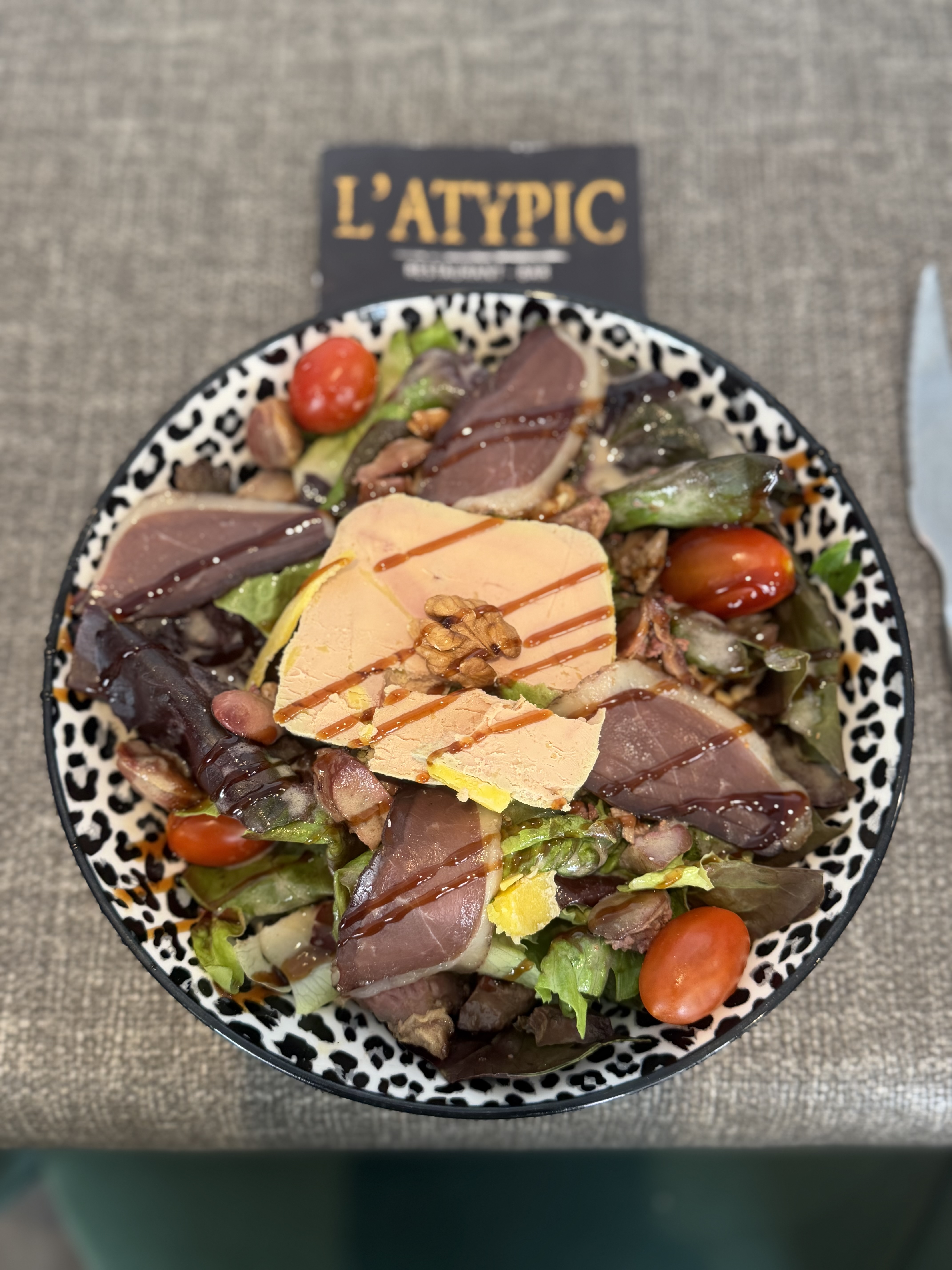 Salade périgourdine magret de canard foie gras noix - entrée L'Atypic Bergerac Dordogne